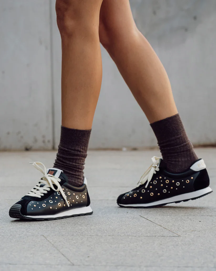 Zapatillas deportivas Inara en piel negra con tachas - Image 4