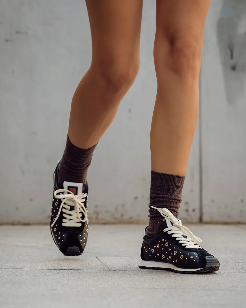Zapatillas deportivas Inara en piel negra con tachas - Image 6