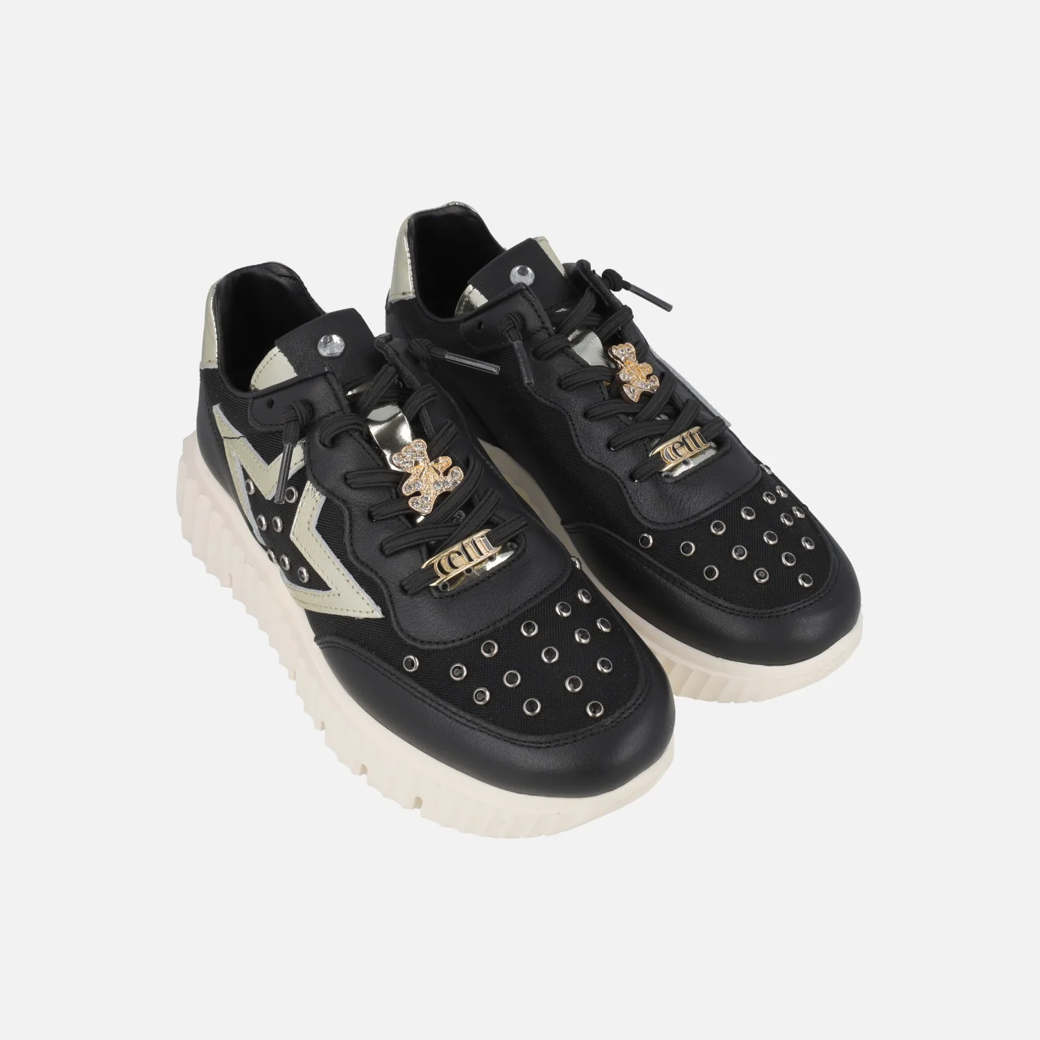 Zapatillas deportivas negras con adorno de oso dorado - Image 3
