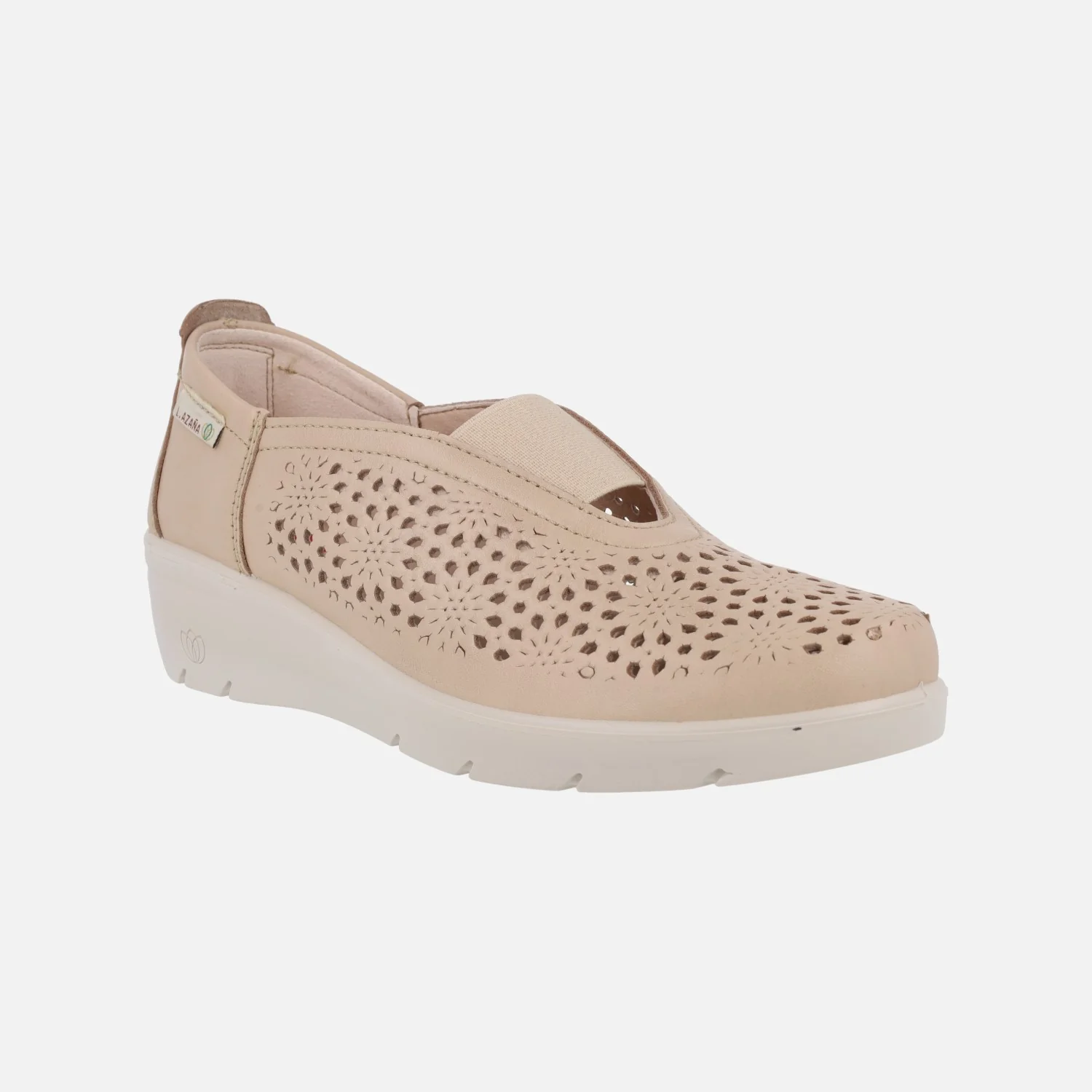 Zapatos confort en piel beige con elástico central y troquelados - Image 2