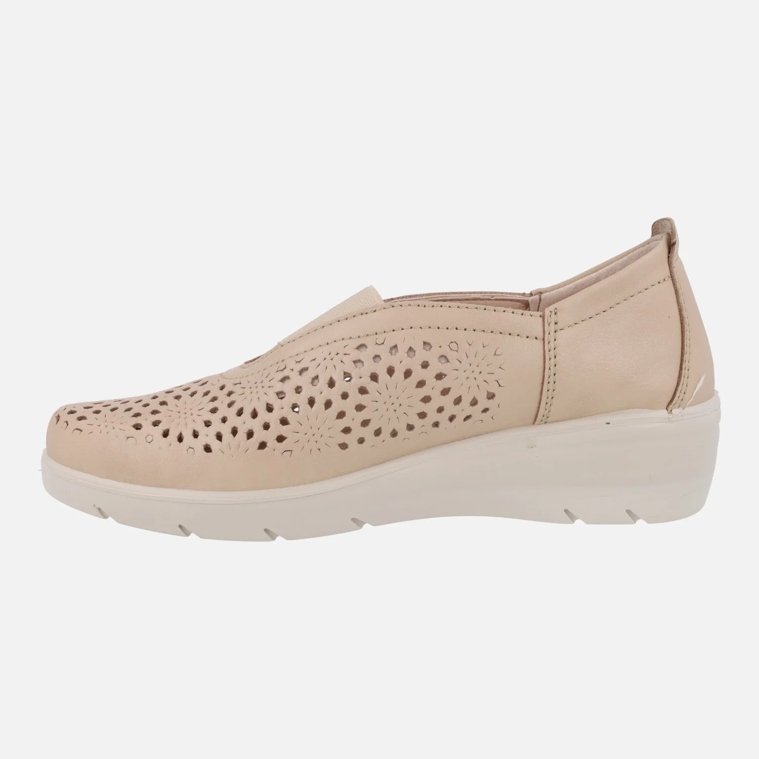 Zapatos confort en piel beige con elástico central y troquelados - Image 3