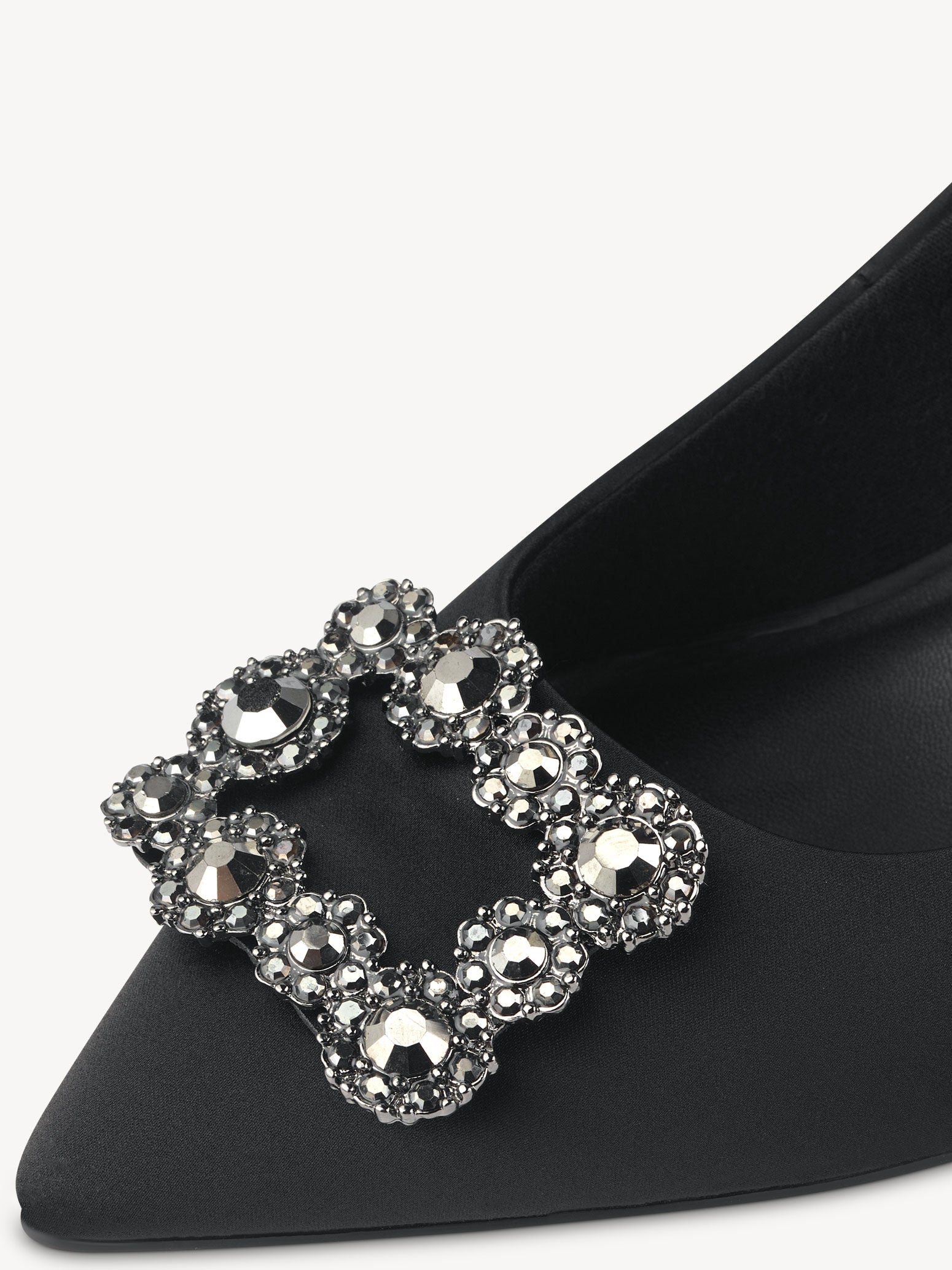 Zapatos corte salón en raso negro con adorno de pedrería - Image 3