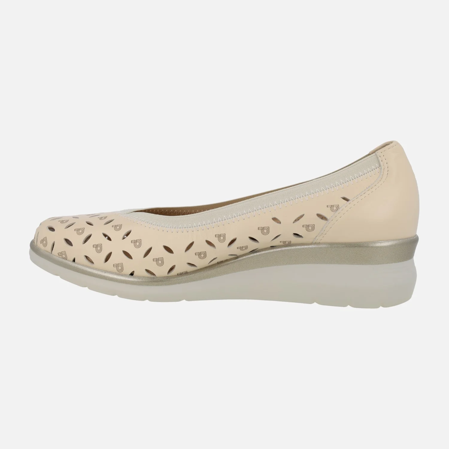 Zapatos de cuña baja en piel beige con picados y logos - Image 3