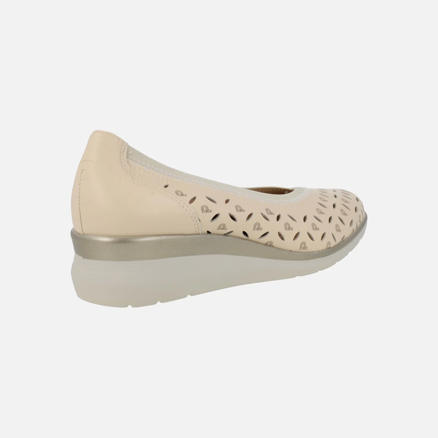 Zapatos de cuña baja en piel beige con picados y logos - Image 4