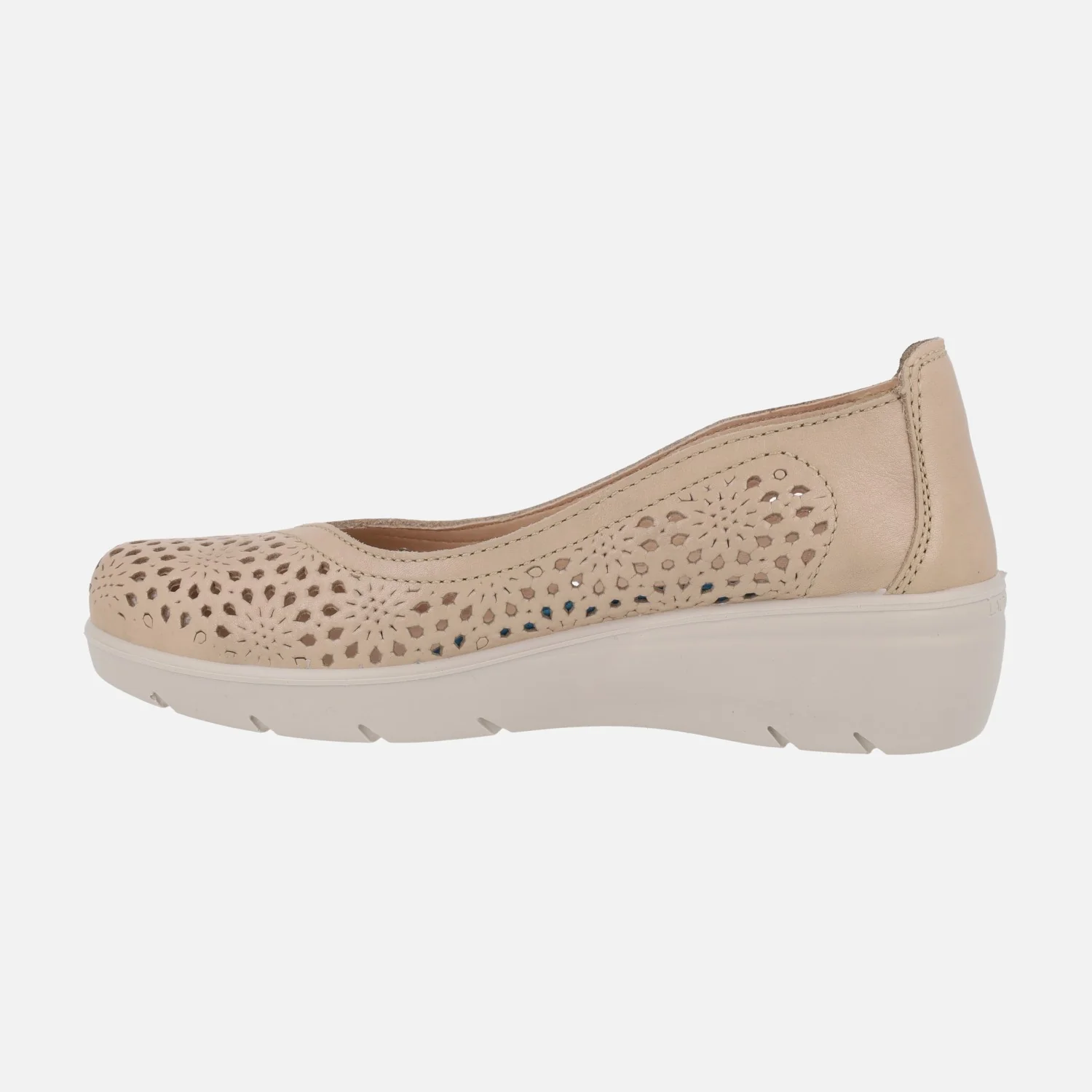 Zapatos de piel beige con detalle de troquelados - Image 3