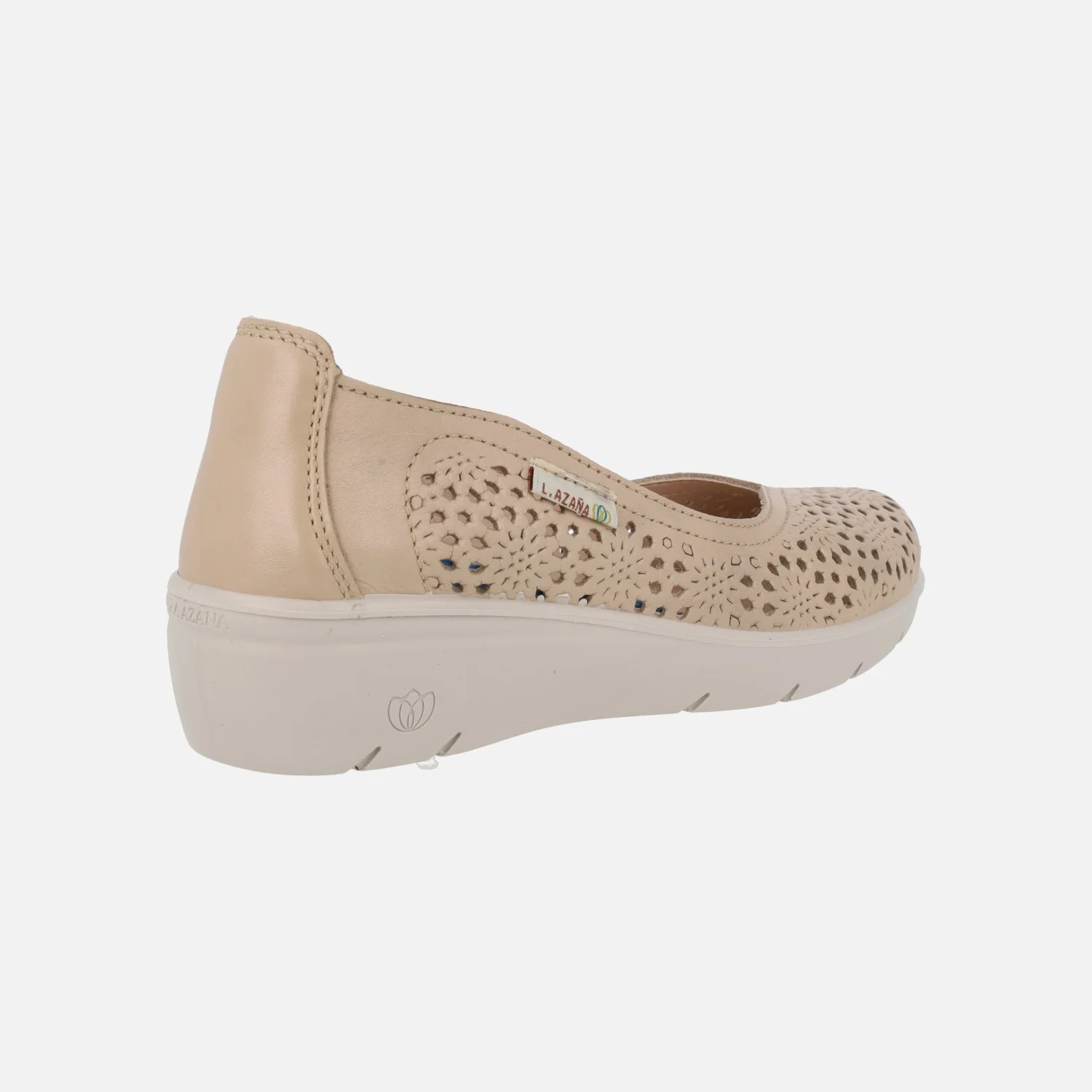 Zapatos de piel beige con detalle de troquelados - Image 4