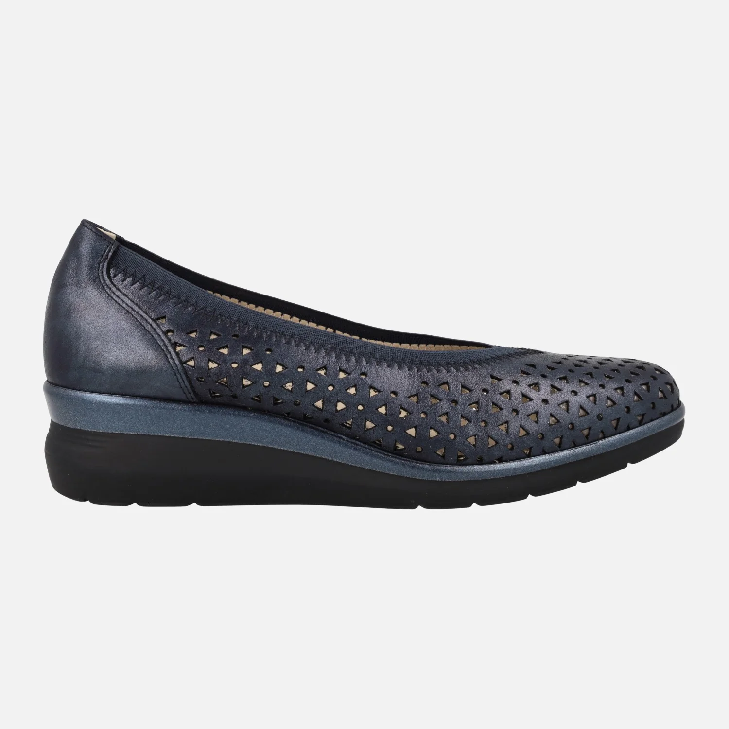 Zapatos de piel corte salón con troquelados y cuña baja