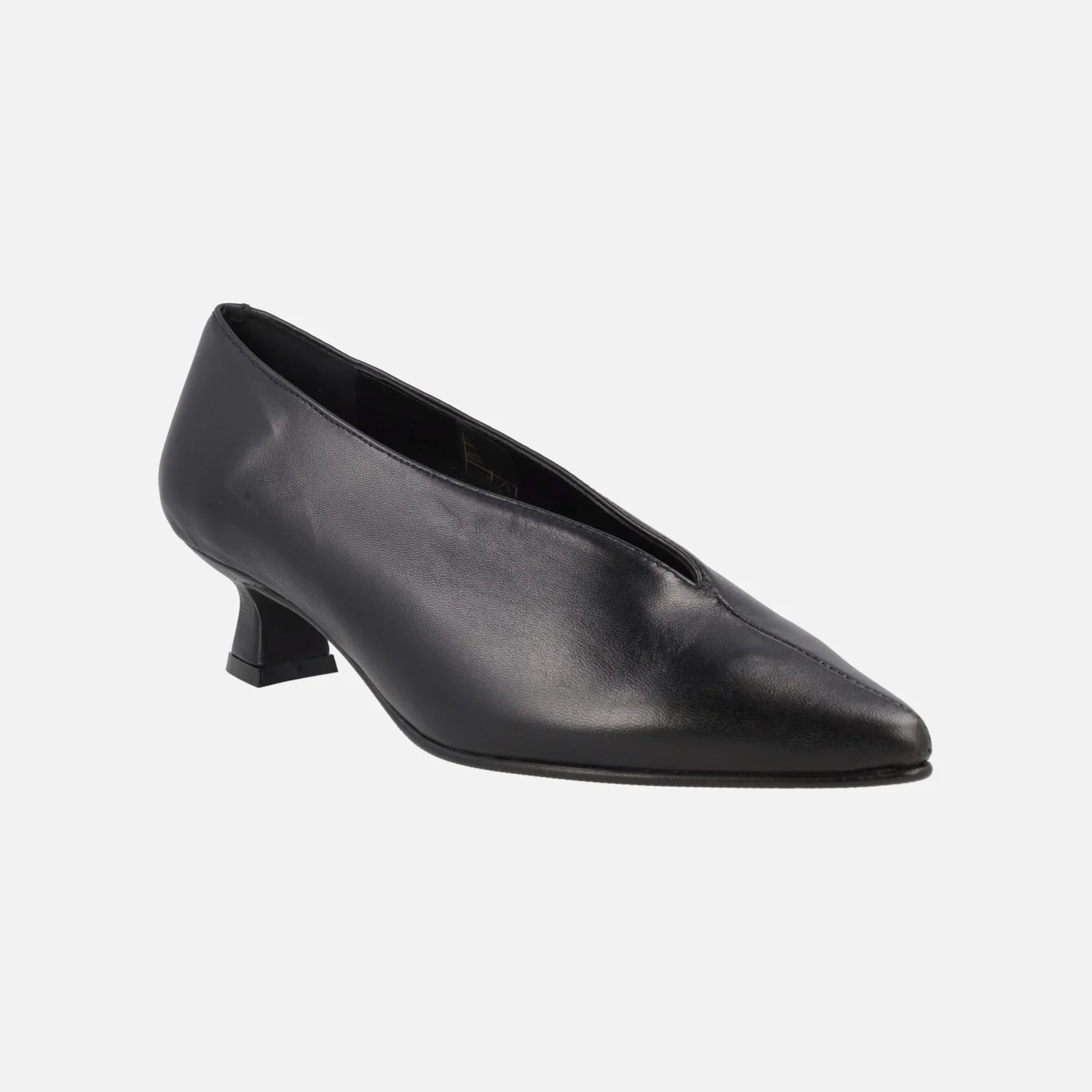 Zapatos de tacón bajo en piel negra con escote y punta afilada - Image 2