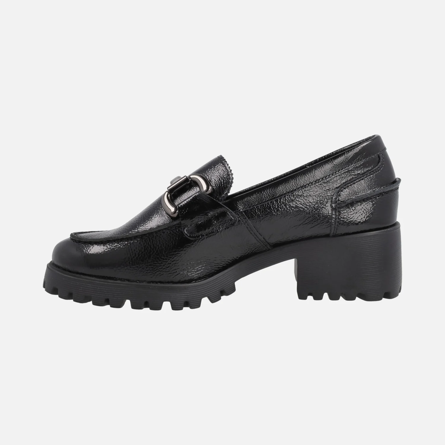 Zapatos de tacón estilo mocasines en charol negro con adorno metálico - Image 4
