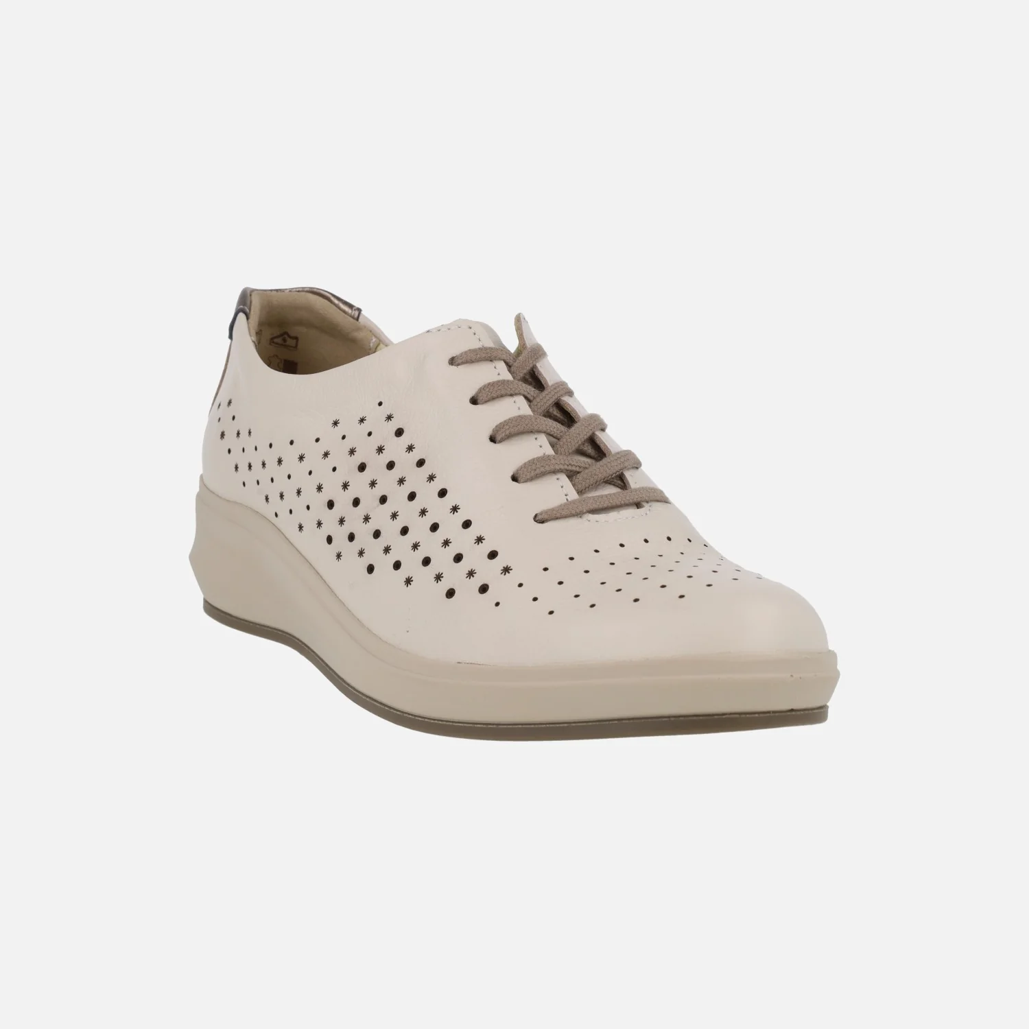 Zapatos deportivos de piel con picados en color beige - Image 2