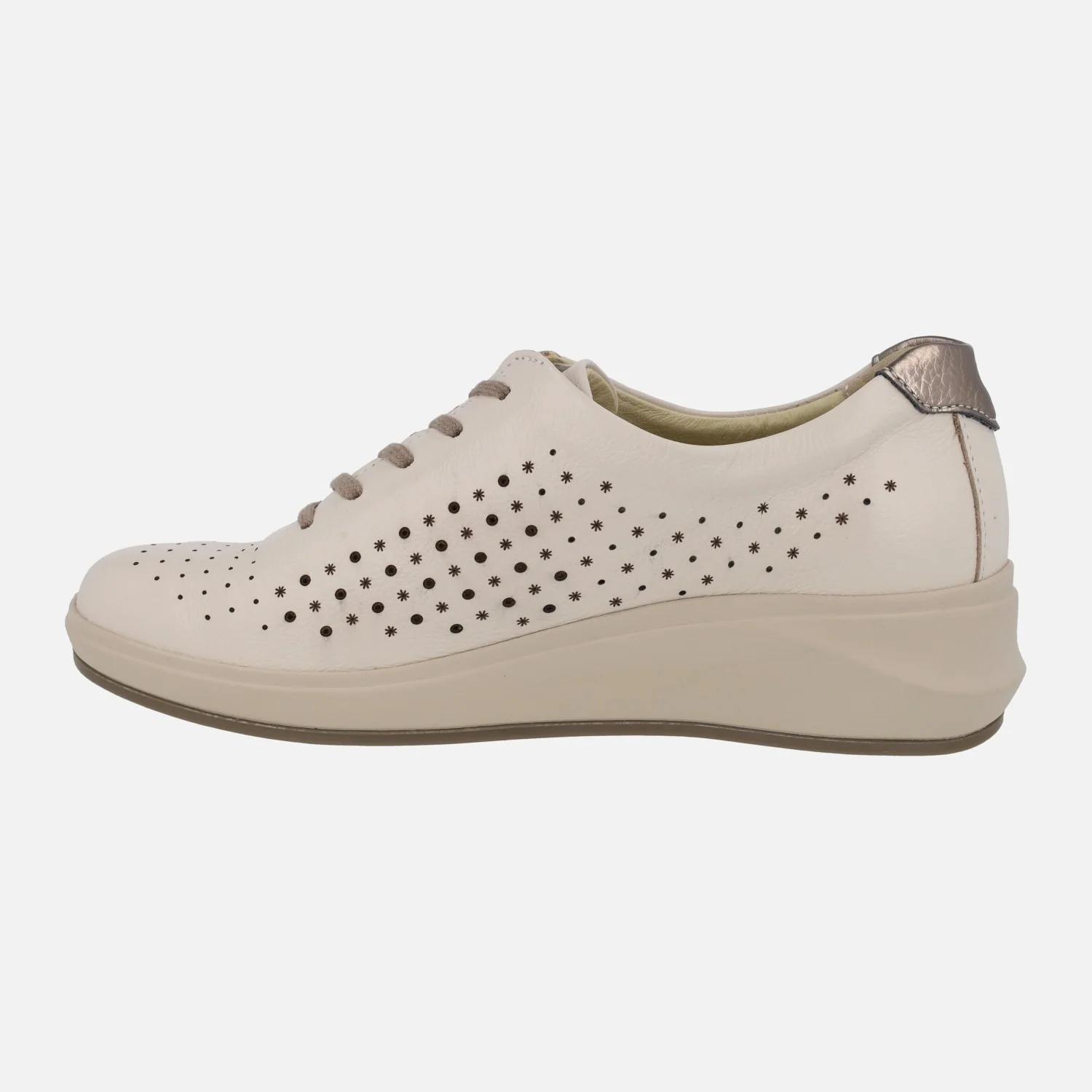 Zapatos deportivos de piel con picados en color beige - Image 3