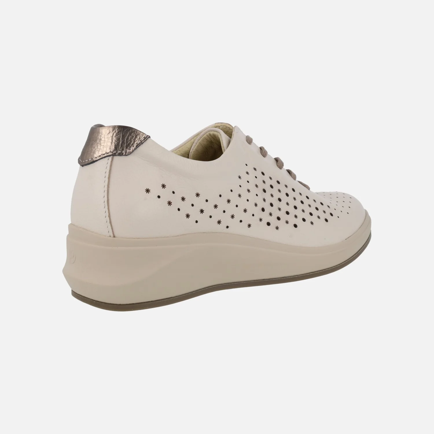 Zapatos deportivos de piel con picados en color beige - Image 4