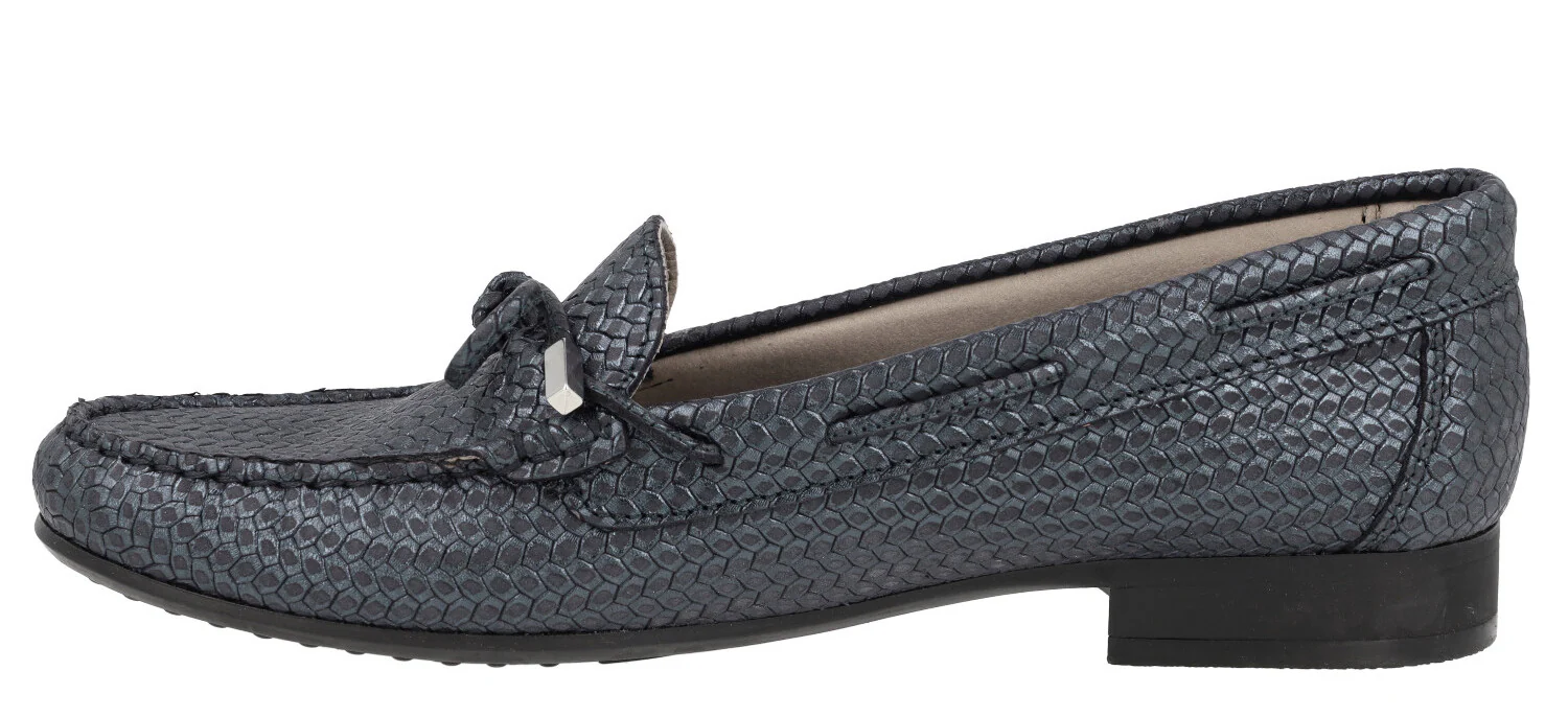 Zapatos mocasines de piel grabada con adorno de lazo - Image 8
