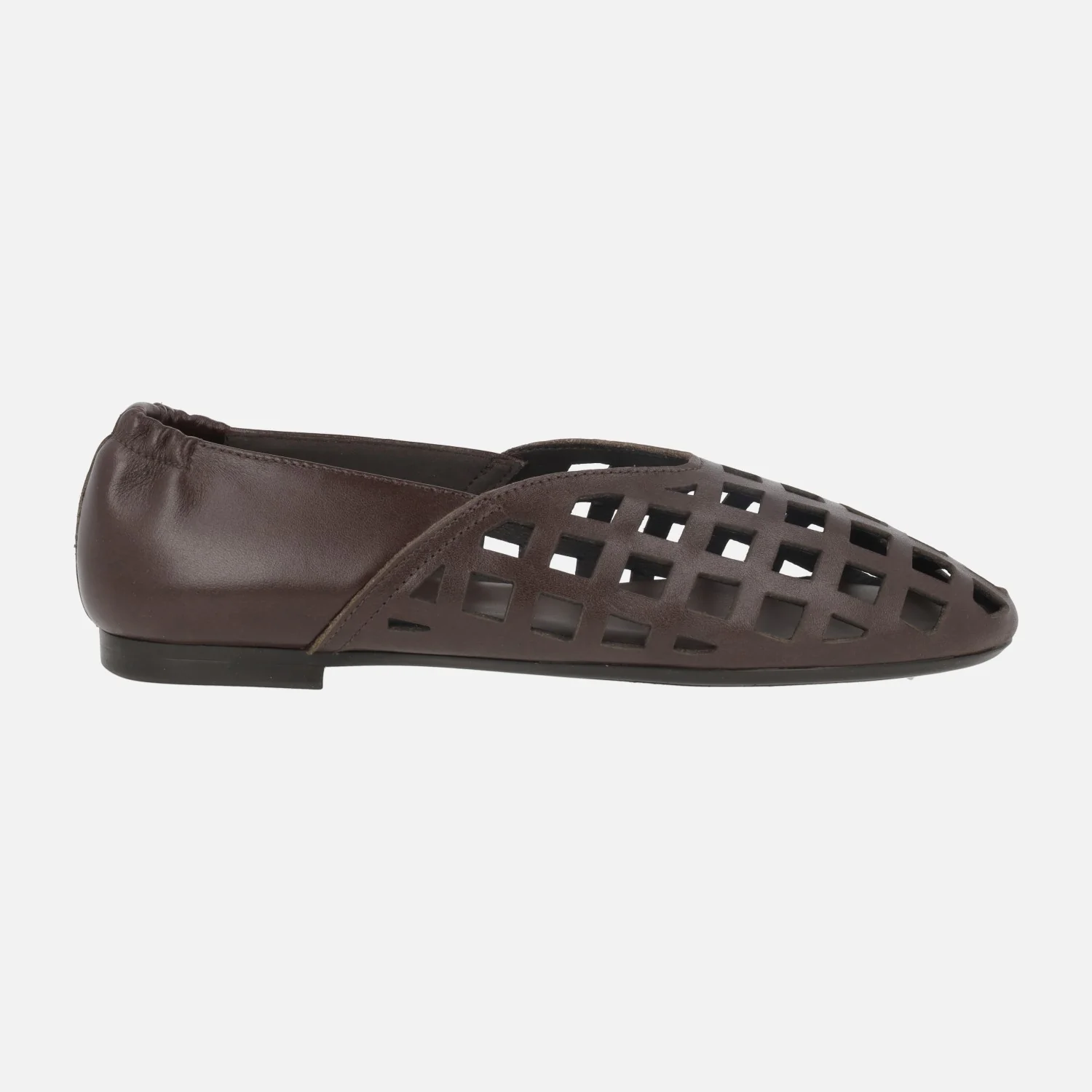 Zapatos planos de piel con perforados cuadrados