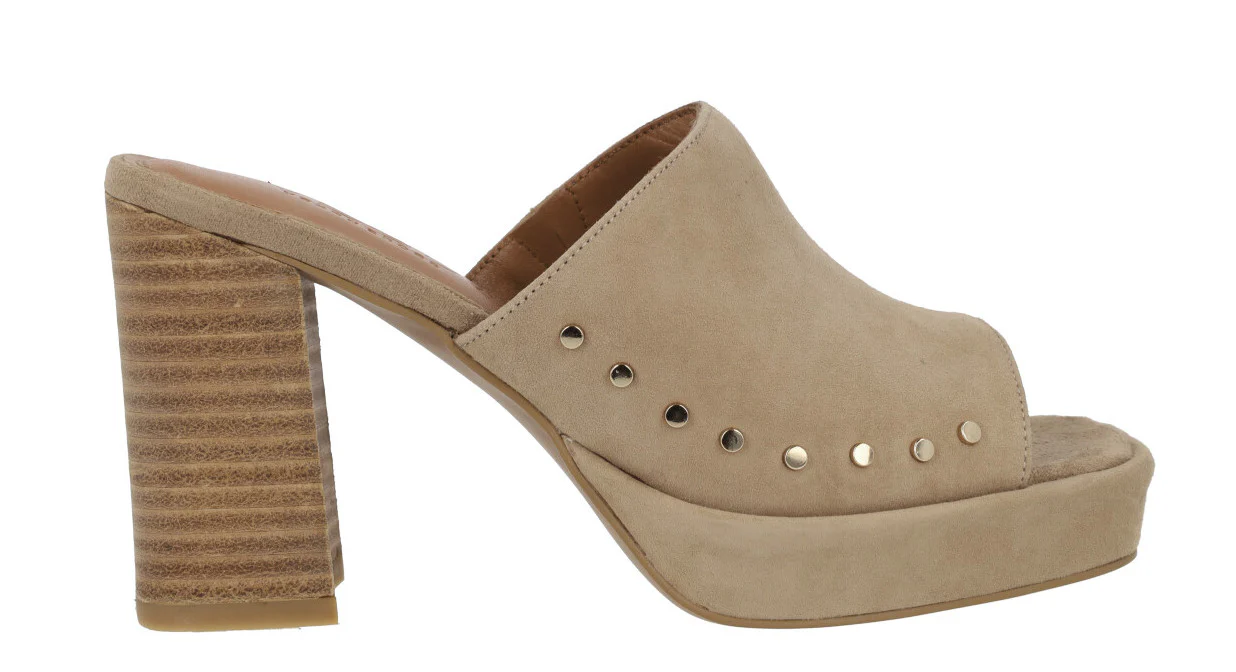 Zuecos de ante beige con remaches y tacón alto Pearl