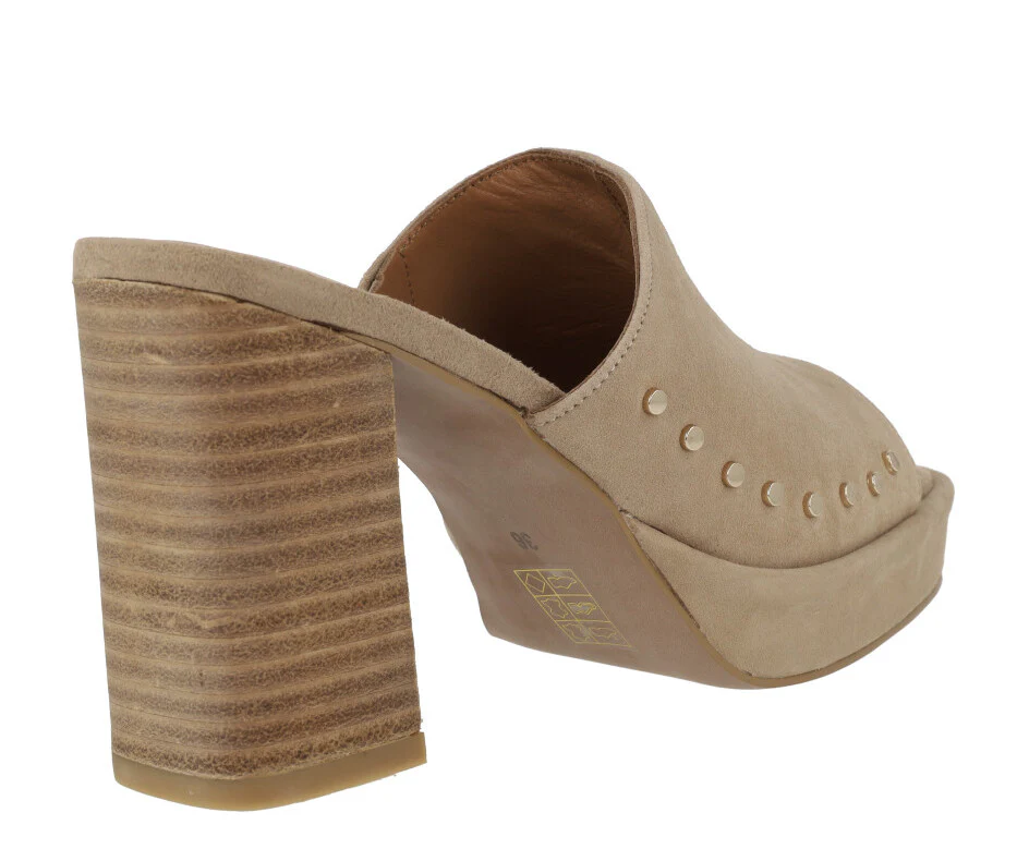 Zuecos de ante beige con remaches y tacón alto Pearl - Image 4