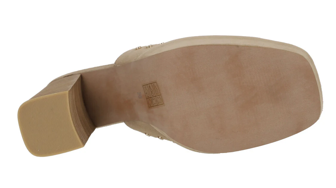 Zuecos de ante beige con remaches y tacón alto Pearl - Image 5
