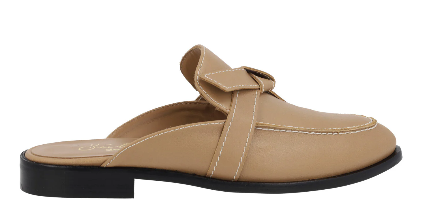 Zuecos de piel camel con detalle de nudo