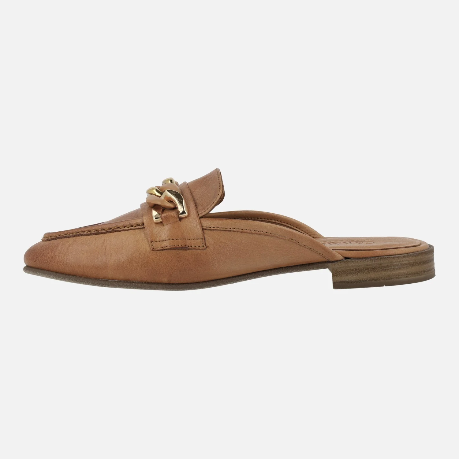 Zuecos estilo mocasin en piel camel con adorno de cadena - Image 3