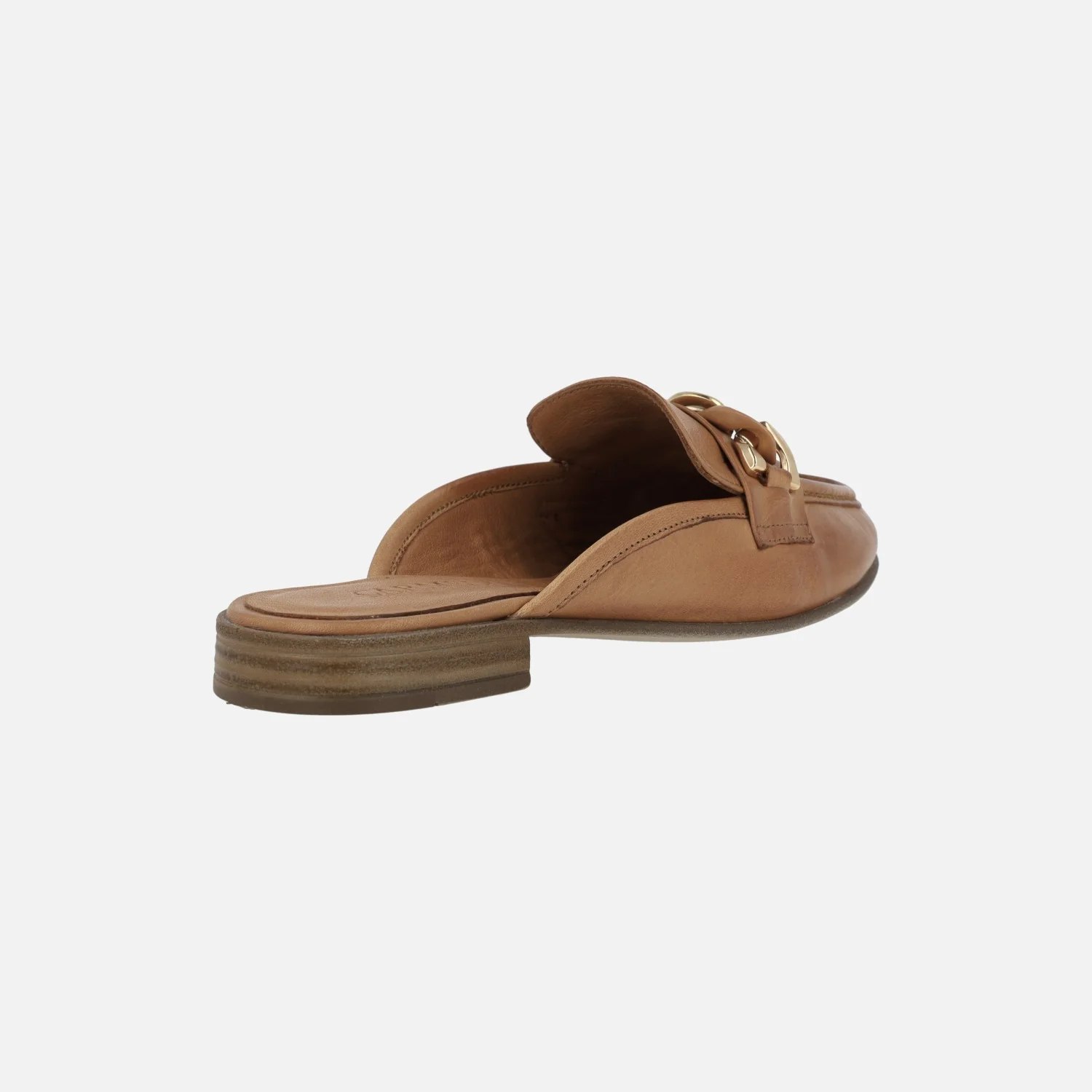 Zuecos estilo mocasin en piel camel con adorno de cadena - Image 4