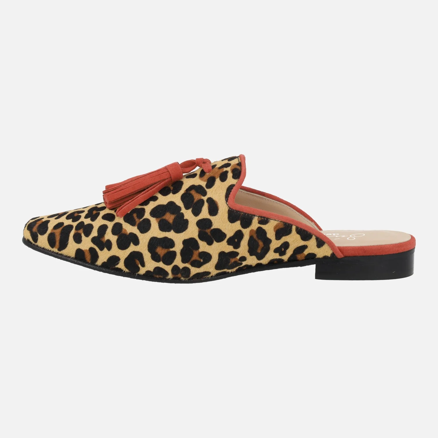 Zuecos mules en animal print leopardo con borlas rojas - Image 3