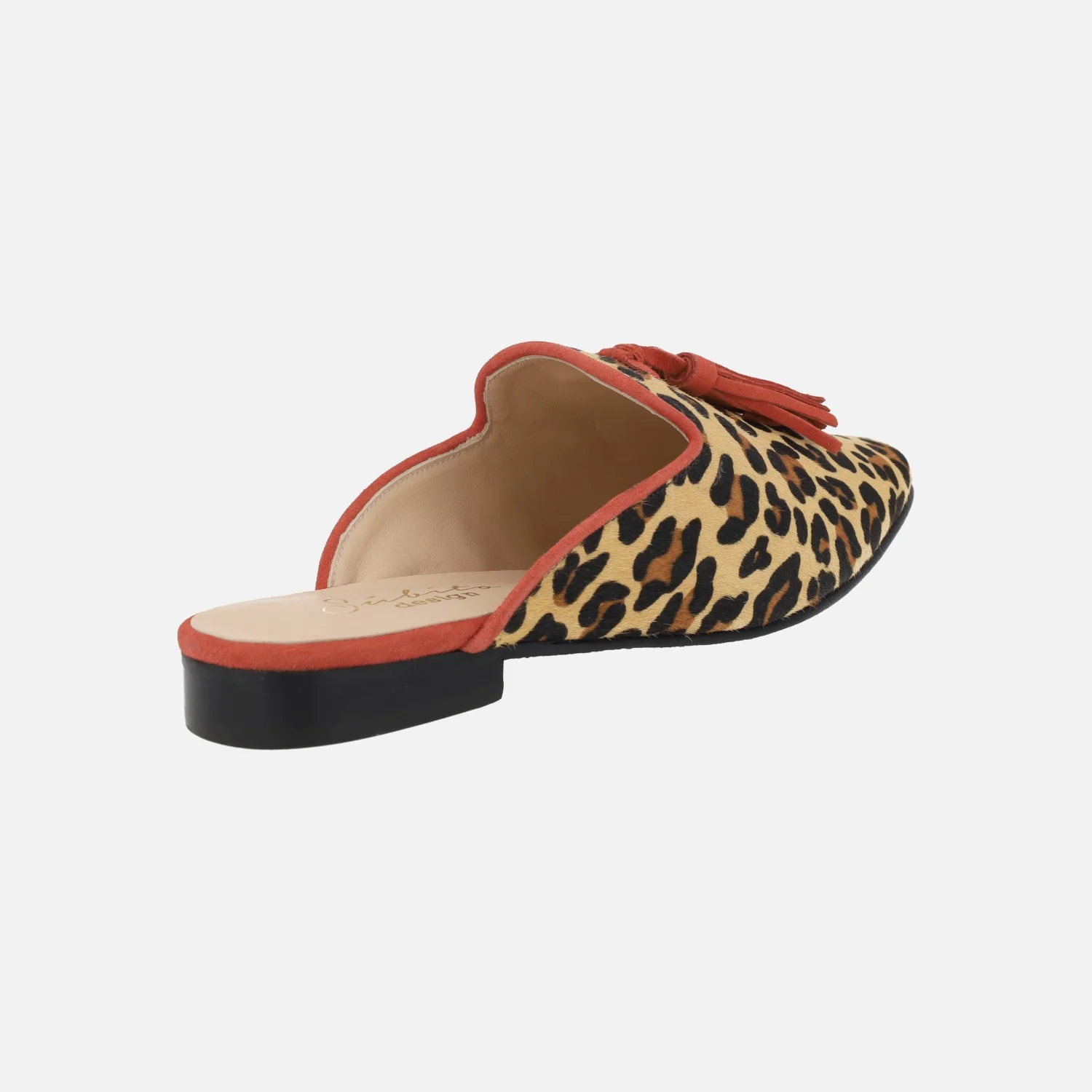 Zuecos mules en animal print leopardo con borlas rojas - Image 4